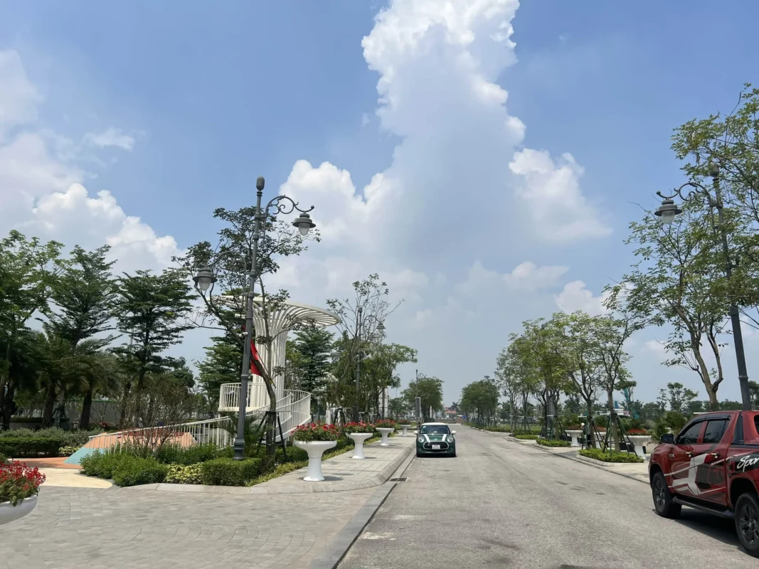Hạ tầng đã hoàn chỉnh, vỉa hè, cây xanh đã hoàn thiện, đang ép cọc xây dựng 323 căn đầu tiên