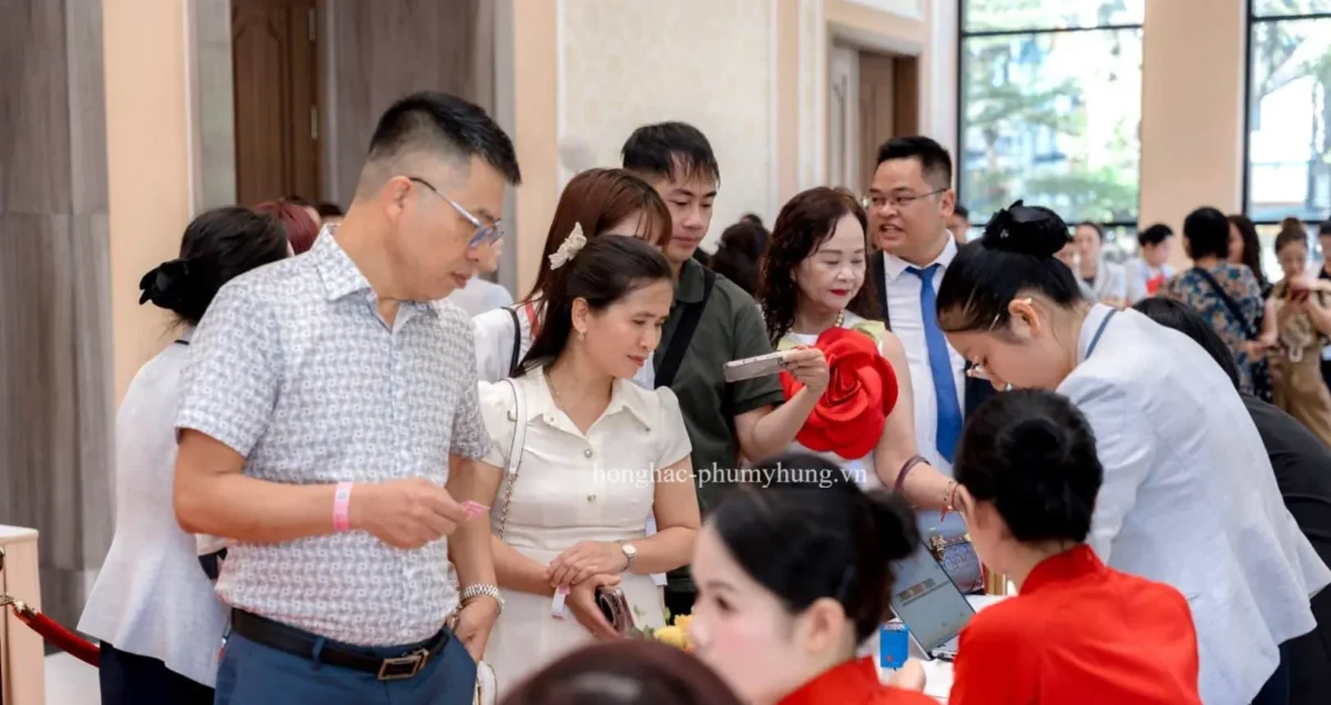 Giỏ Hàng Đầu Tiên Hồng Hạc City "Cháy Hàng" Chỉ Sau Vài Giờ, Hút Gần 500 Khách Tham Gia Bốc Thăm 10 500 khach tham gia mo ban 1